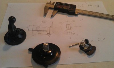 Držiak už je vložený v gume. Musel som do neho napíliť zárez ,aby sa tam dal vložiť -- zaskrutkovať--