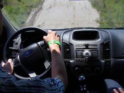 Nevím, jestli je to z té fotky dostatečně zřetelné, ale v tomhle okamžiku to byl takový úhel klesání, že jsem si říkal, že nemít tam volant, kterého jsem se držel, tak bych snad vyběhnul čelním oknem ven :-D