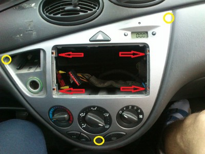 po vybrati su tam 4 sruby ktore treba uvolnit a tak su tam spojky ktore tahanim celeho panela k sebe sami uvolnia (dalsi obrazok)