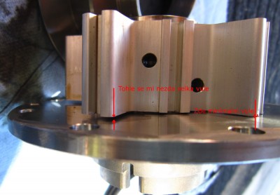 Vule v cele ose - klokta to, ale vzdy na jedne strane vetsi jako by ohnuta ta osa?