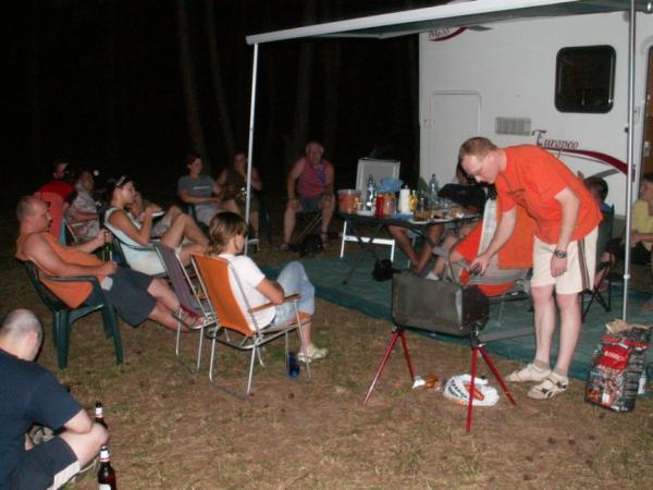 Jen ty buřtíky a maso byli dost na krásu, tak nevím co nám tím chtěl naznačit:o))