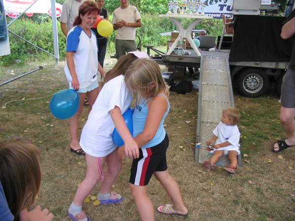 Kdyby jim mamky nepomohly tak tam zápasí s tím balónkem dodnes