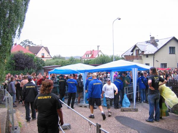 Zahájení. Absolutně nezvládnuté, fronta přes 2 hodiny. Spousta lídí co přijela na Monkey Business měla smůlu.