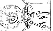 použití šroubováku při sundání drátěné pojistky přední destičky