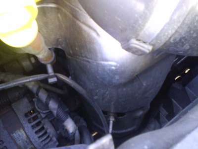 To pod tým tepelným štítom - ten kábel nie je "lambda sonda", ale meranie teploty telesa DPF.<br />Ak tam máte iné prevedenie potrubia výfuku s "iba" oxidačným katalyzátorom tak je to jasné.