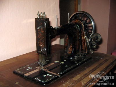1949172-starozitny-sici-stroj-singer-3.jpg