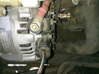 Po montáži do auta som ešte kontroloval dotiahnutie skrutiek, preto je  odmontovaná krytka.