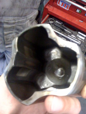 vonkajsia cast klbu, na hranach je vidiet ako lozisko vybehalo drazku. Tos zdroj vibracii.