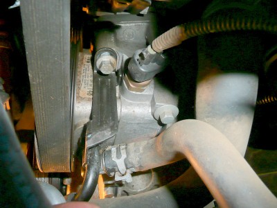 netěsná tlaková hadice na servu.