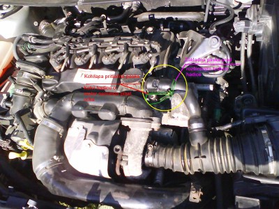 Detail prichytenia hadice dýchania o plastový segment veka ventilov.