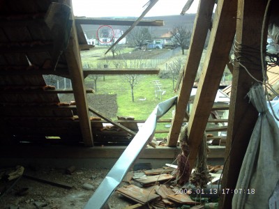 odtiaľto priletela susedova strecha