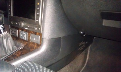 Montáž ukončená.Vľavo prepínač vstupov prevodníka a zapínanie tunera DVBT.Dole pod kastlikom snímač IR.